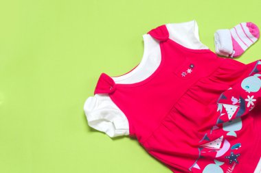 Açık renkli kız bebek için giyim. Kopya alanı