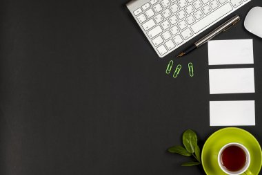 Ofis siyah masa, beyaz bilgisayar, malzemeler..