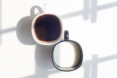 süt, doğal arka planda, üstten görünüm kahve, siyah ve beyaz fincan