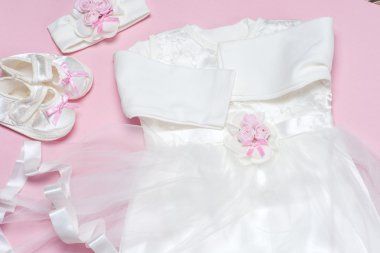 Pembe bir arka plan üzerinde kız bebek için giyim. Kopya alanı