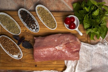 Ahşap kesme tahtası beyaz bir kase içinde baharatlar ile taze et seçimi