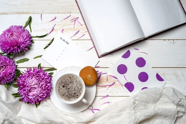 Word Ontspan met kopje koffie en roze bloemen — Stockfoto