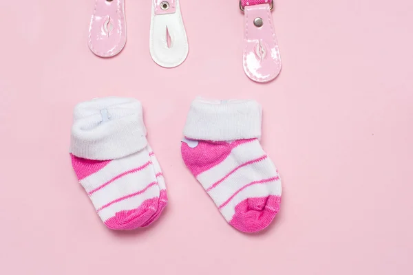 Chaussettes bébé en coton pour nouveau-né sur un fond rose coloré. Espace de copie — Photo