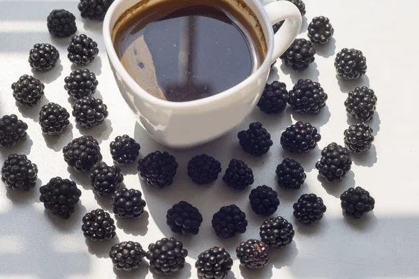 다양 한 신선한 여름 열매입니다. 블랙베리와 자연 흰색 배경에 고립 된 커피 컵. — 스톡 사진