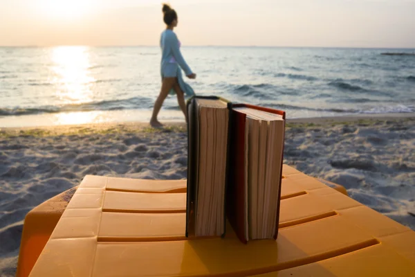 Buch am Strand. Zurück zur Schule — Stockfoto