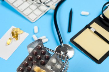 Hapları ve bir stetoskop tıbbi rapor.