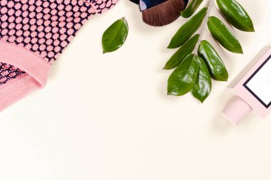 Moda kadın giysi seti ve aksesuarlar. Vanilya Pastel renkleri.