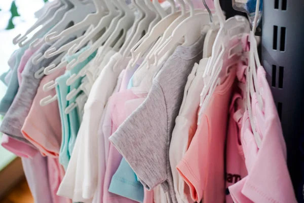 Conjunto de ropa para niños en perchas. Compras. — Foto de Stock