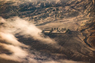 Bakış açısı, Hindu tapınağı (Pura Luhur Poten) Mount Bromo, Java Adası, Endonezya'nın eteklerinde için görünümü.