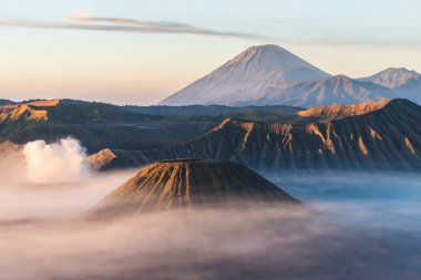 Mount Bromo, Mt Batok ve Gunung Semeru Java, Endonezya.