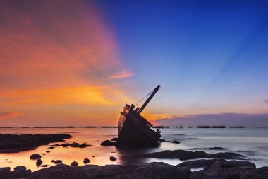 Sahilde güzel bir gün batımı