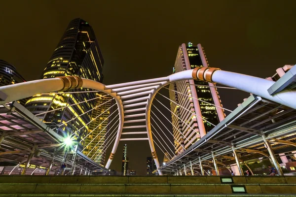 Köprü geçit ve Modern binalar