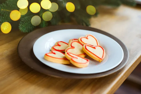 Herzförmige Kekse Auf Einem Teller Tischdekoration Weihnachten Oder Neujahr Mit — Stockfoto