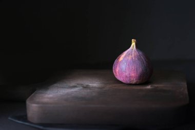 Koyu arkaplanda taze incir. Yaklaş, yumuşak seçici odaklanma. Boşluğu kopyala. 