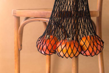 Turuncu balkabaklı tekrar kullanılabilir eko çanta. Sıfır atık, bilinçli tüketim kavramı. 