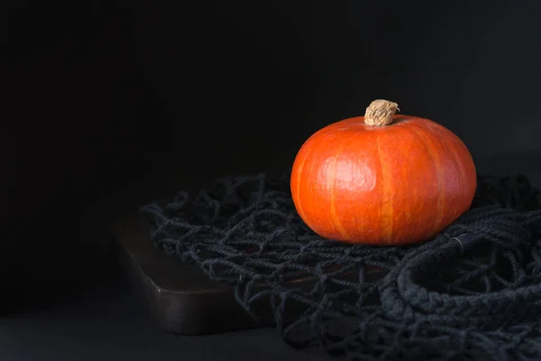 木の板の上でカボチャを熟す オレンジ色のカボチャと暗い秋の背景 柔らかい選択的フォーカス — ストック写真