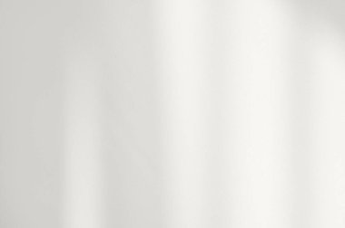 Hafif bulanık, soyut güneş ışığı gölgeleri açık beyaz bej alçı duvarda, arka planda. Ticari markalaşma ve sosyal medya için boş kopya alanına sahip estetik model.