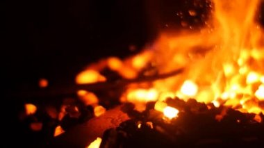 Alevler ve bir Forge kömürlerin yanma