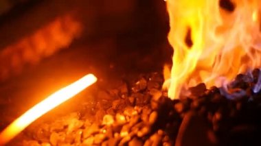 Bir kılıç dövme demirci