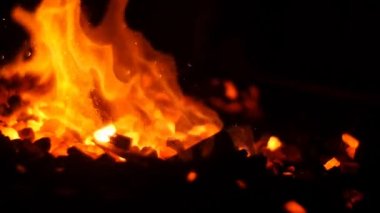 Yangın ve demirci Forge sıcak kömürlerin yanma