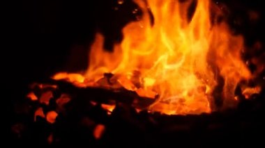 Bir demirci Forge yangında yanan
