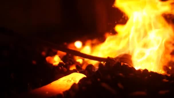 Brûler des flammes dans une forge 