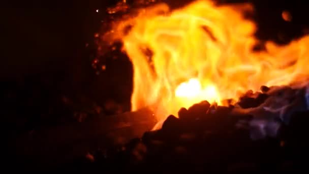 Brûler le feu dans une forge forge 