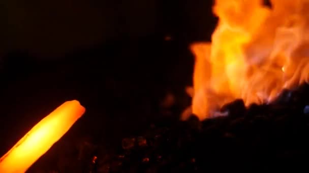 Epic Blacksmith Sword Forging dans un atelier 