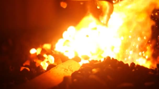 Forge éclatement dans les flammes 