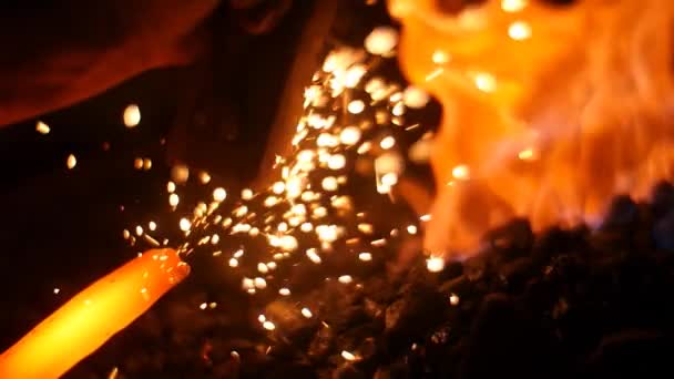 Forger une épée dans un atelier 