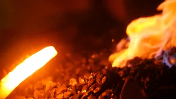 Forger une épée avec des étincelles de feu 