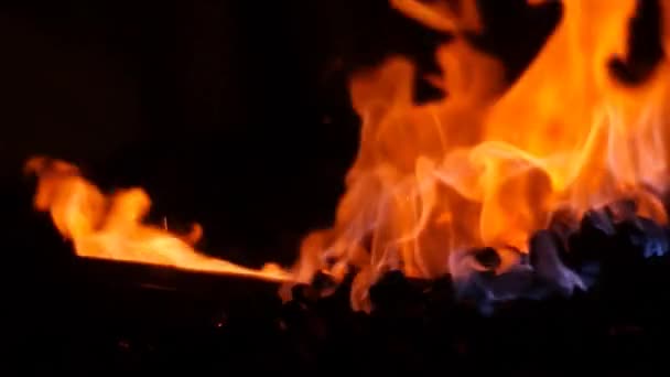 Empiler les charbons dans une forge ardente 