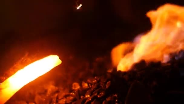 Un forgeron Faire une épée dans une forge 