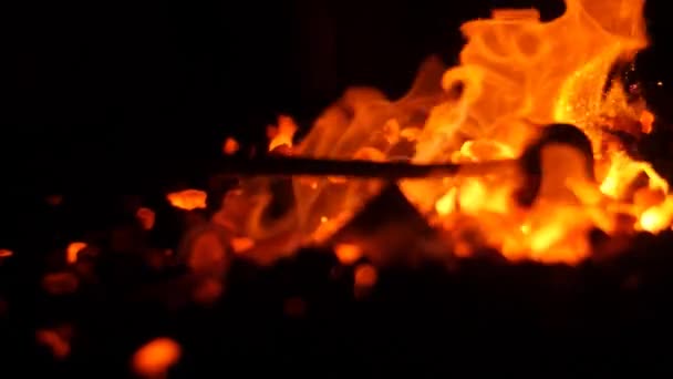 Brûler des charbons avec des flammes dans une forge 