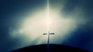 Ahşap çapraz güneşin dışarı üstünde siyah İsa Golgota Mount Calvary