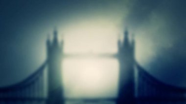 Londra Köprüsü aracılığıyla ürkütücü bir sabah bir siste