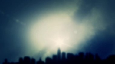 Bir sis aracılığıyla şehir manzarası