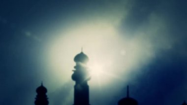 Bulutlu gökyüzü artalanları üzerinde Müslüman Camii