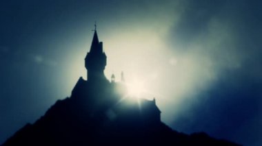 Beautiul Kuzey Europien korku Castle sisli bir günde bir dağın tepesinde