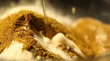 Bira baharat ve beyaz un ile bir cam kase içine dökme