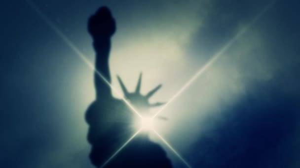 Staty av liberty Head och ficklampa genom en dimma — Stockvideo
