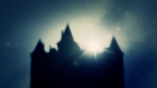 Европейский замок в туманный день — стоковое видео