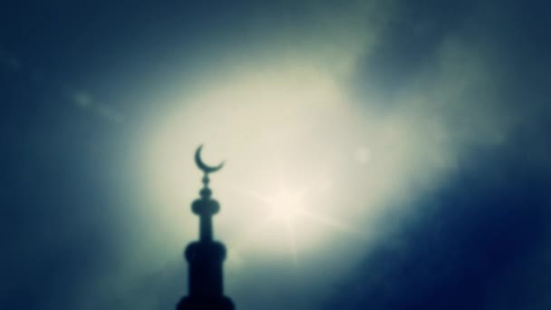 イスラム教徒のモスク曇り空の背景には三日月 — ストック動画