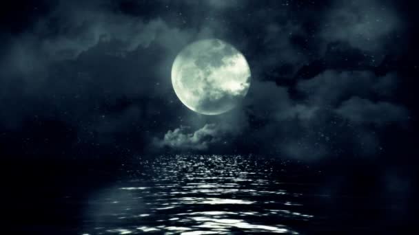 Luna piena sopra l'acqua con nuvole — Video Stock