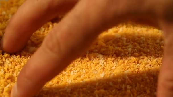Пальці Підбираючи Хлібні Крихти — стокове відео