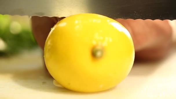 Skär citron på en skärbräda med en vass kniv — Stockvideo