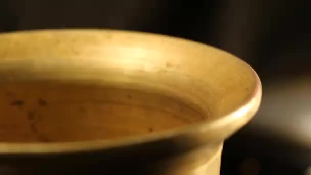 Déposer des graines dans une broyeuse à épices 