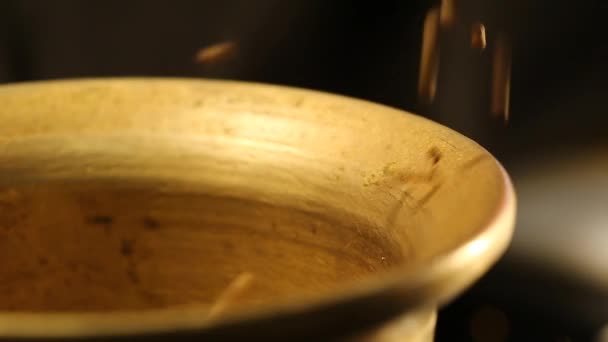 Déposer des graines dans une broyeuse à épices Fermer 