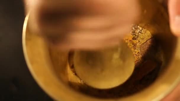 Slijpen kruiden in een oude Spice Grinder — Stockvideo