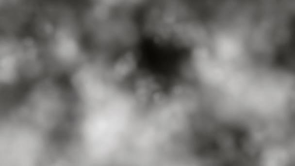 Voler à travers les nuages sombres 